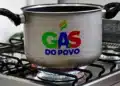 Gás do Povo inclui comunidades indígenas e quilombolas com regras diferenciadas de comprovação 17 Panela de alumínio com marca Gás do Povo sobre fogão a gás aceso.