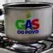 Gás do Povo inclui comunidades indígenas e quilombolas com regras diferenciadas de comprovação 11 Panela de alumínio com marca Gás do Povo sobre fogão a gás aceso.