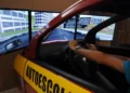 Tirar CNH ficou mais fácil: Detran-SP acaba com baliza e permite carro automático 15 Simulador de direção para aulas de autoescola com tela panorâmica e volante.