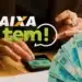 Caixa Tem permite saque de até R$ 1.200 por dia; veja as regras 11 Pessoa utilizando celular com aplicativo Caixa Tem ao lado de notas de 100 reais