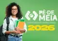 SAIU! Datas oficiais do Pé-de-Meia 2026 já podem ser consultadas 13 Jovem sorridente segura cadernos e mochila em frente ao logo do Pé-de-Meia 2026.