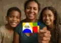 Mulher segura cartão colorido do Bolsa Família com duas crianças sorrindo ao fundo