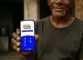 Bolsa Família de Fevereiro: Aplicativo atualiza valor nesta terça-feira (03); Veja como consultar 4 Homem sorrindo mostra celular com aplicativo do Bolsa Família aberto na tela.