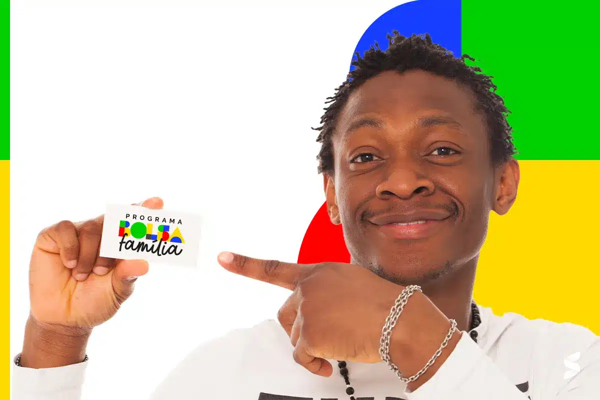 Jovem exibindo cartão do Bolsa Família no calendário de março 2026. Homem sorridente aponta para cartão do Bolsa Família em fundo colorido.