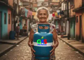 Gás do Povo em fevereiro: guia rápido para saber se você está na lista de quem recebe 5 Mulher idosa segura botijão de gás azul com logo do Gás do Povo em rua de bairro popular.