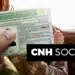 Governo abre inscrições para habilitação grátis e vagas são limitadas 11 Pessoa segura CNH dentro de carro enquanto dirige durante campanha de habilitação gratuita.