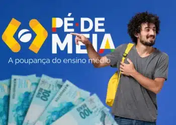Estudantes de baixa renda poderão fazer benefício do Pé-de-Meia render mais 5 Estudante sorridente com mochila amarela aponta para logotipo do Pé-de-Meia ao lado de notas de cem reais.