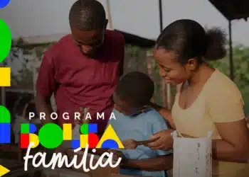 Tem pagamento do Bolsa Família hoje (16)? Confira o calendário atualizado 9 Pais e filho sorrindo enquanto se dedicam a atividade artesanal ao ar livre.