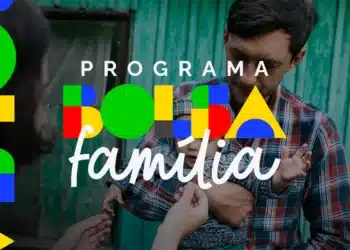 Vai receber? Bolsa Família inicia pagamentos amanhã; confira seu dia pelo NIS 6 Homem segurando bebê enquanto mãos oferecem auxílio, com fundo de casa simples